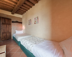 Koko talo/asunto Appartement Avec Deux Chambres, Situé Dans Un Village Pittoresque (Montecastello, Italia)