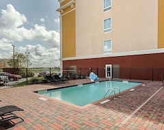 Hotel Comfort Suites Near Tanger Outlet Mall (Gonzales, USA)