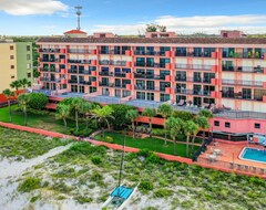Hotel Penthouse Gulf Front Unit, Heated Pool, Covered Parking, Electric Grill (Indian Rocks Beach, USA)