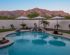 Entire House / Apartment Exclusive Gold Canyon Mtn Views, Tvs In All Brs, Private Pool, Fireplaces (Canyon, USA)