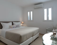 Toàn bộ căn nhà/căn hộ Seaside Naxos • 2 Villas • Private Pool • 7 Bedrooms / 6 Bath • Sleeps18 @ Plaka (Naxos - Chora, Hy Lạp)