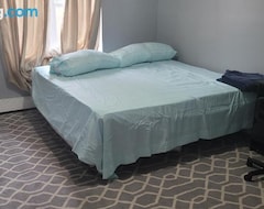 Majatalo Room In A Beach House With King Size Bed In A Landlord Hosted Three Bedroom Apartment (Queens, Amerikan Yhdysvallat)