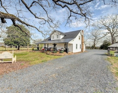 Entire House / Apartment Charming Southern Sage Farmhouse In Denton! (Denton, USA)