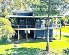 Entire House / Apartment Pet Friendly Lakefront Home With Boat Ramp~ The Overlook At Bachelors Bend (Greenville, USA)