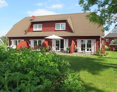 Cijela kuća/apartman Quiet Holiday Home With Sauna And Wifi On A Large Plot In Wieck (Wieck, Njemačka)