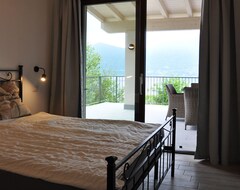 Koko talo/asunto Holiday Home With Fantastic Lake View And Large Private Garden Near The Lake (Bedero Valcuvia, Italia)