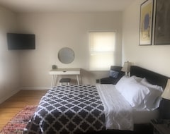 Entire House / Apartment Hidden Gem With Private Bathroom Just 30 Mins From Time Square Nyc (Bergen, USA)