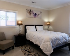 Toàn bộ căn nhà/căn hộ Luxurious & Beautiful 3 Bedroom & 2 Bath Home. (East Palo Alto, Hoa Kỳ)