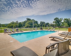 Hele huset/lejligheden Fayetteville Vacation Rental W/ Deck & Shared Pool (Fayetteville, USA)