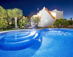 Koko talo/asunto Villa In Ibiza Town Sleeping 9 With Private Pool, Near Playa Den Bossa (Santa Eulalia, Espanja)