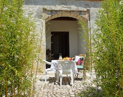 Hotel The House In The Baglio, Large Garden, Swimming Pool, Wi-fi, Organic Vegetable Garden (Modica, Italy)