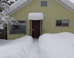 Entire House / Apartment The Cozy Little Yellow House Ready For You To Enjoy The Kootenays! (Slocan, Canada)