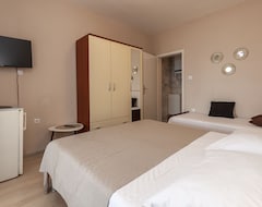 Entire House / Apartment Apartment and Rooms Tatjana (32621-A1 Omis (Omiš, Croatia)