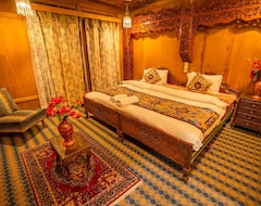 Hotel Young Bombay Premium Heritage Houseboat , Srinagar (Srinagar, India)