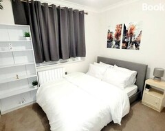 Bed & Breakfast 2 Bedroom Apt With 2 Comfortable King Size Beds, Free Private Parking, Easy Access To London (Woking, Storbritannien)