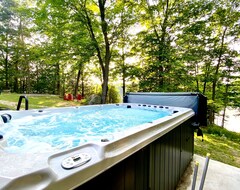 Toàn bộ căn nhà/căn hộ Modern Waterfront Cottage W/ Swim Spa Hot Tub, Sleeps 16+ (Muskoka Lakes, Canada)