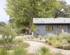 Khách sạn Modern Sonoma Farmhouse On Vineyard W Deck + Bocce Court (Sonoma, Hoa Kỳ)