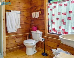 Casa/apartamento entero Pet-friendly Jamestown Cabin With Fire Pit And Deck! (Chautauqua, EE. UU.)