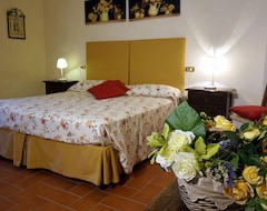 Otel Romantic detached cottage with pool, in a farm between Arezzo and Florence (Pratovecchio, İtalya)