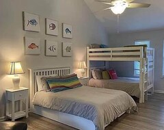 Entire House / Apartment Gone Coastal - Available Spring Of 2019! - North End Beach House (Virginia Beach, USA)