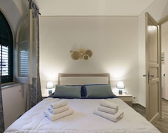 Koko talo/asunto Apartment With Large Seafront Terrace At The Bay Of Santa Flavia (kafaras Beach) (Santa Flavia, Italia)