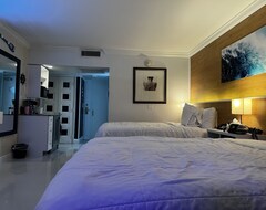 Beautiful Oceanview Modern Hotel Room W/ Balcony (Fort Lauderdale, USA)