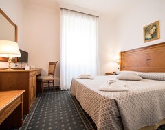Khách sạn Nova Domus Hotel & Suites (Rome, Ý)