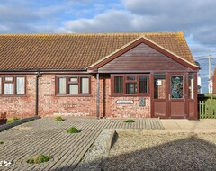 Koko talo/asunto 2 Bedroom Accommodation In Walcott, Near Stalham (Walcott, Iso-Britannia)