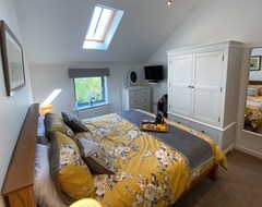 Toàn bộ căn nhà/căn hộ Newly Refurbished 5 Bed Riverside House With Traditional Features And Annexe (Uxbridge, Vương quốc Anh)