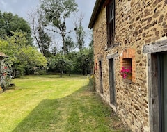 Koko talo/asunto maalaistalo tontti 3000 m2, jossa suuri uima-allas (Nouzerines, Ranska)