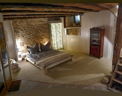 Cijela kuća/apartman Countryhouse 16Th Century, Surprising Space, Fantastic Unspoilt Views (Azerat, Francuska)