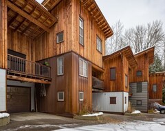 Entire House / Apartment Urban Contemporary, Steps From The Lifts At Red! (Rossland, Canada)