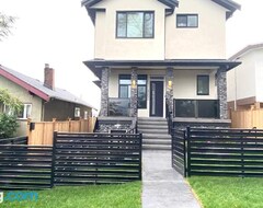 Entire House / Apartment Modern And Brand New House Near Pne (Vancouver, Canada)