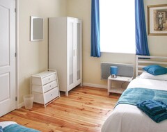 Toàn bộ căn nhà/căn hộ 4 Bedroom Accommodation In Caurel (Caurel, Pháp)