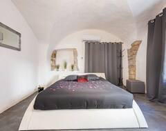 Toàn bộ căn nhà/căn hộ Romantic Suite With Jacuzzi (La Calmette, Pháp)
