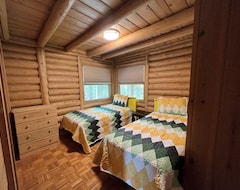 Entire House / Apartment Log Home-interlochen Area-green Lake-sleeps 14 (Interlochen, USA)