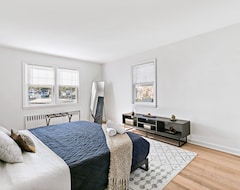 Cijela kuća/apartman Near Nyc ~ Fire Pit, Game Room, Pet Friendly, King Bed, Modern Luxury (New Rochelle, Sjedinjene Američke Države)