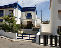 Hele huset/lejligheden Casa VerÃo, Beautiful House In Quiet, Authentic Village, 50 Steps From The Beach (Sao Pedro, Portugal)