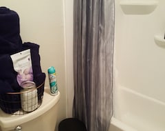 Otel Master Bedroom With Full Bathroom Ro For Rent In Safe, Quiet Neighborhood! (Tampa, ABD)