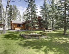 Toàn bộ căn nhà/căn hộ Folk Tree Lodge - A Unique Log Cabin Getaway (Bragg Creek, Canada)