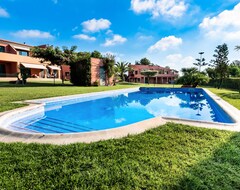 Koko talo/asunto Contemporary house in golf, pool, wifi (Montroig, Espanja)