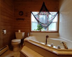 Koko talo/asunto Peaceful Russian Jacuzzi Suite Surrounded By State Forest! (Spencer, Amerikan Yhdysvallat)