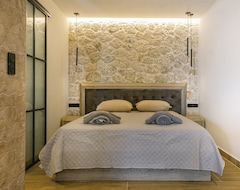 Hotel Black Rocks Luxury Seafront Suite (Agios Gordios, Grækenland)