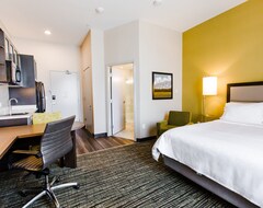 Khách sạn Candlewood Suites West Edmonton - Mall Area (Edmonton, Canada)