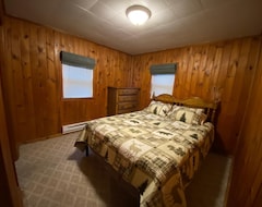 Entire House / Apartment Cabin 15 Lakefront Family Resort (Hines, USA)