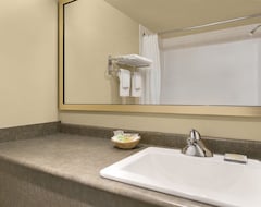 Otel Colonial Square Inn & Suites (Saskatoon, Kanada)