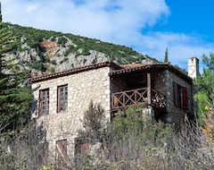 Toàn bộ căn nhà/căn hộ Book Mariolata Stone House: Greeces Nature Retreat! (Polydroso, Hy Lạp)