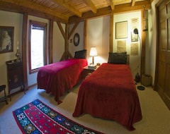 Entire House / Apartment Spectacular Spirit Dancer 5 bedrooms Luxurious on 60 private acres hot tub sauna (Keezletown, USA)