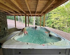 Hele huset/lejligheden New 6 Br Lodge With 12 Person Swim Spa And Fireplace On Deck (Logan, USA)