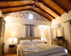 Majatalo Focalion Castle Luxury Suites (Pyrgos Dirou, Kreikka)